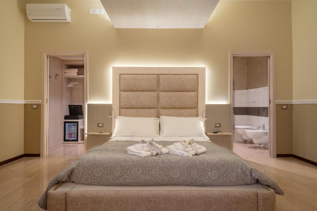 Postel nebo postele na pokoji v ubytování Villa Domus Salento Suites & Rooms con parcheggio privato in loco