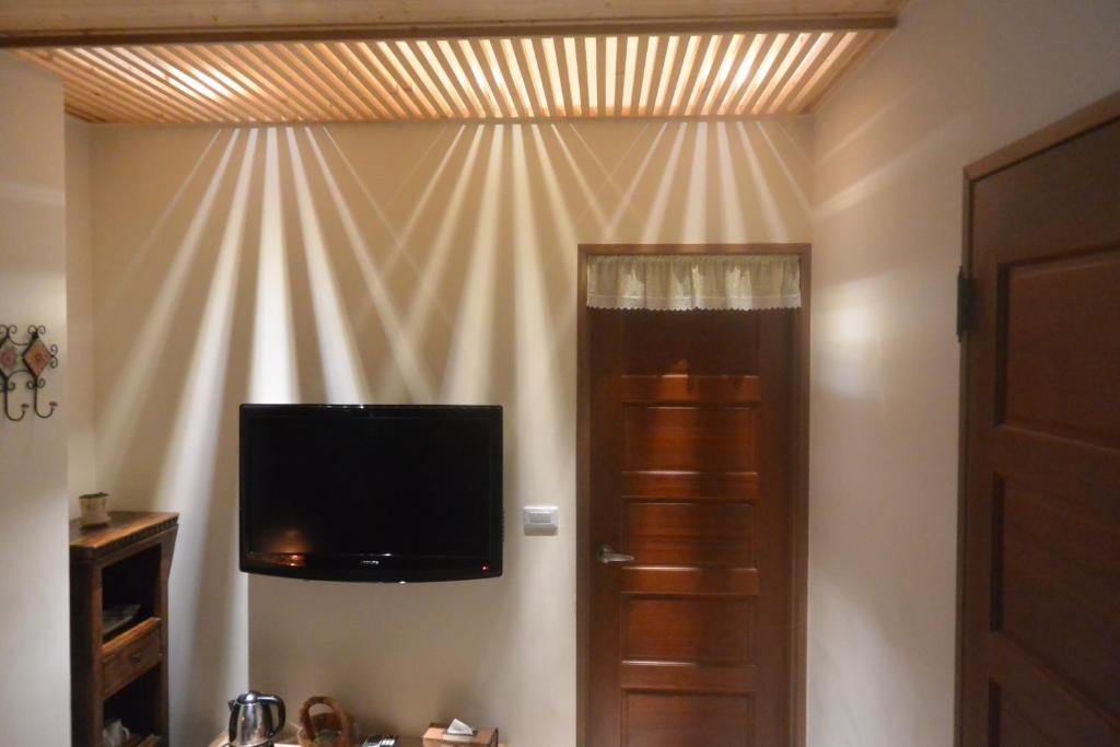 TV a/nebo společenská místnost v ubytování Jiaoxi Song Tian B&B