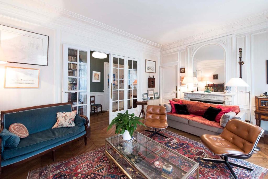 un salon avec deux canapés et une table dans l'établissement Veeve - Tranquility by Le Jardin du Luxembourg, à Paris