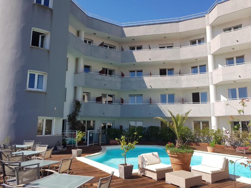 Bazén v ubytování Hotel Le Tilbury nebo v jeho okolí