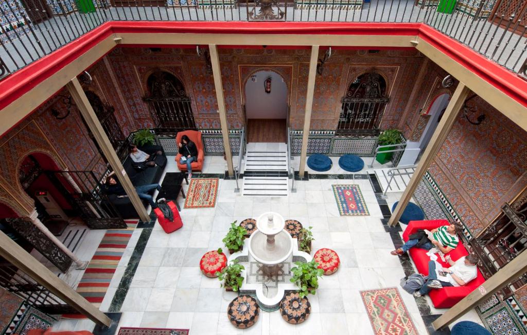 una vista sul soffitto di una casa con tavolo e sedie di Cats Hostel Madrid Sol a Madrid