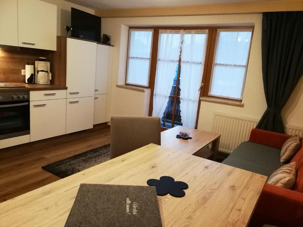 Kuchyň nebo kuchyňský kout v ubytování Naturerlebnis Lärchenhof