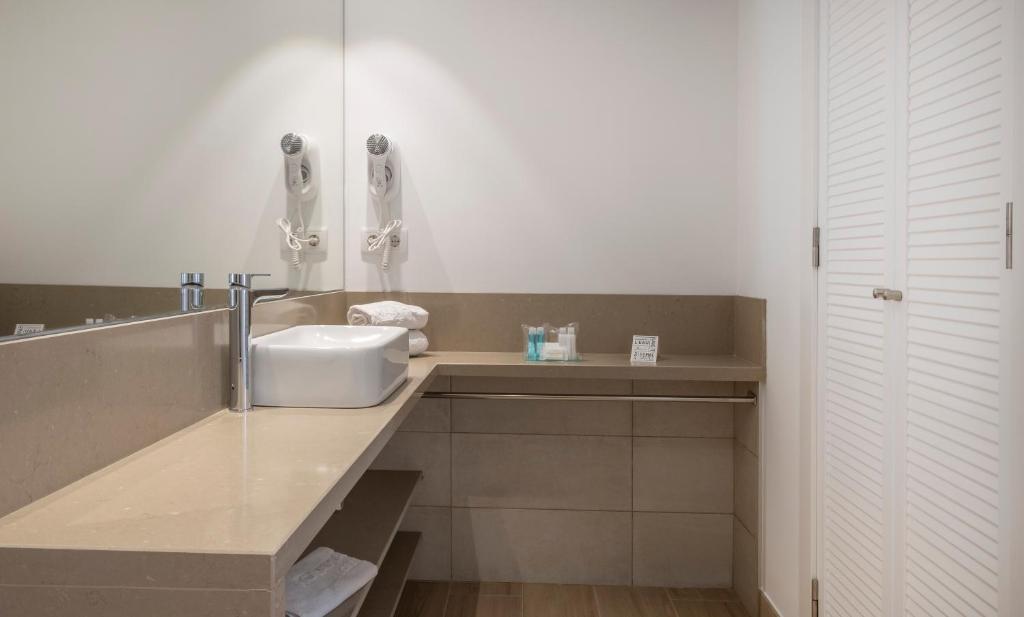 Koupelna v ubytování Rosamar Es Blau 4*s - Adults Only