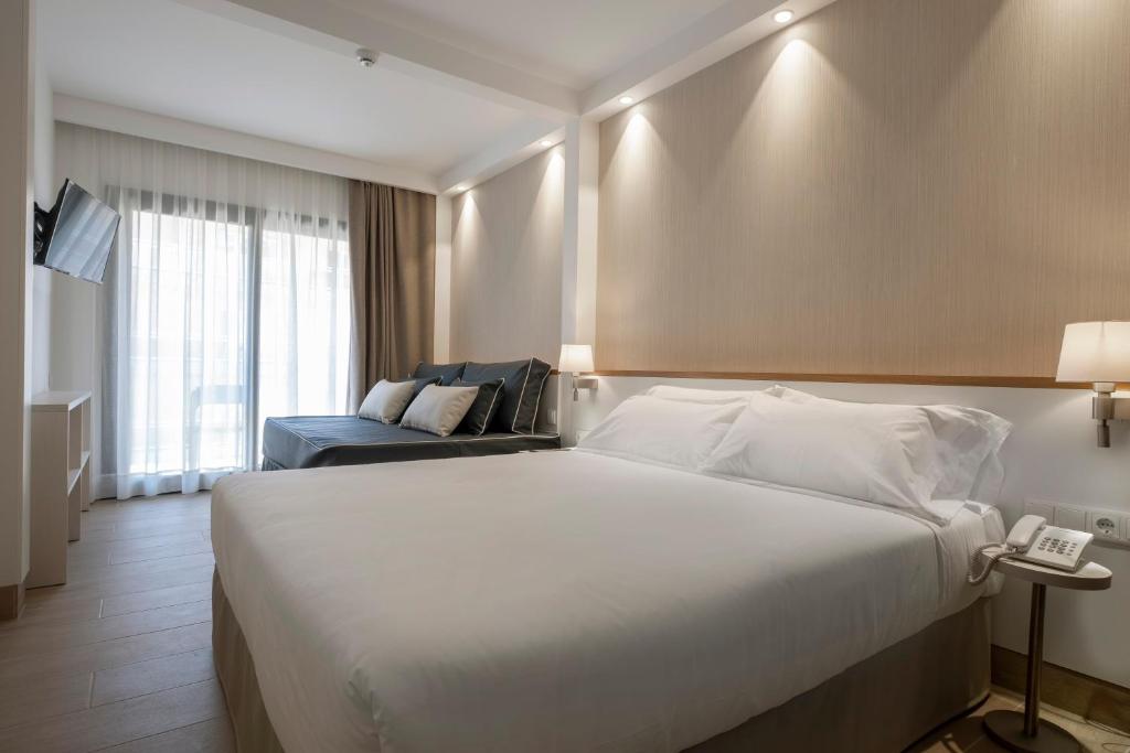 Postel nebo postele na pokoji v ubytování Rosamar Es Blau 4*s - Adults Only