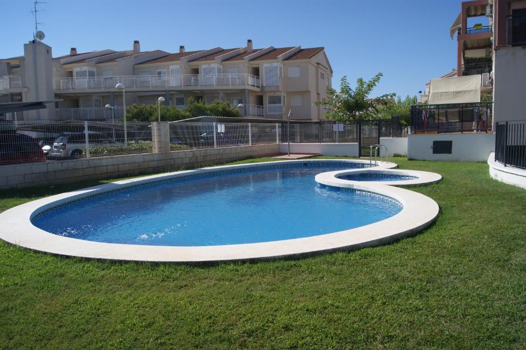 a large swimming pool in the yard of a apartment at Apartamentos Atenea Playa Romana in Alcossebre