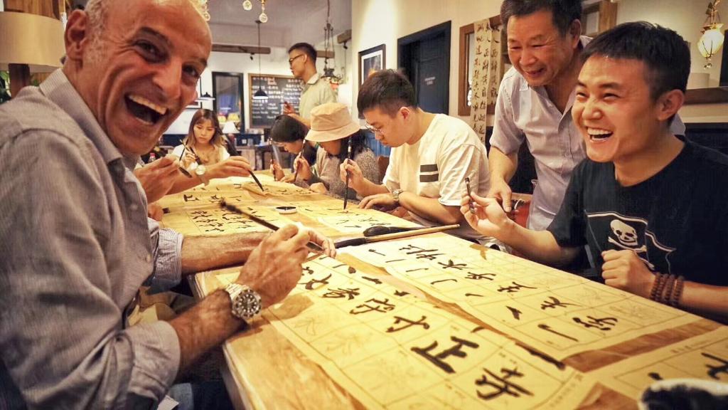 Hosté ubytování Chengdu Flipflop Hostel - Right Next To Taikooli & Metro - Chill & Social Rooftop Garden Bar - Free Activities - Friendly English Speaking Staff - Tibet, Panda, Buddha & Snow Mountain Tours