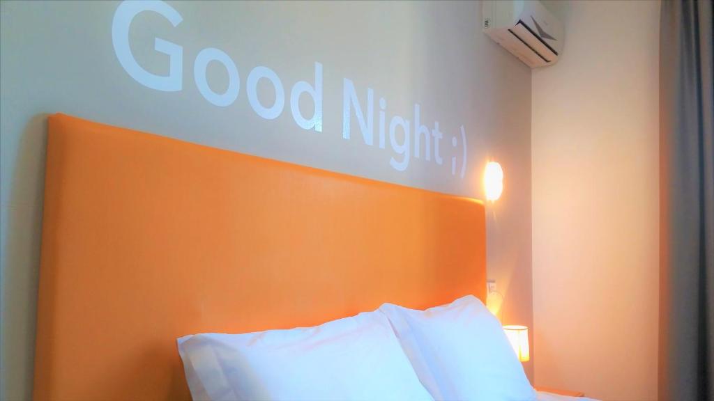 un cartello che dice buonanotte sopra un letto di Hotel Danubio a Lido di Jesolo