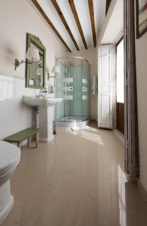 A bathroom at La Casa de la Vieja - Rustic & Charming Appartments