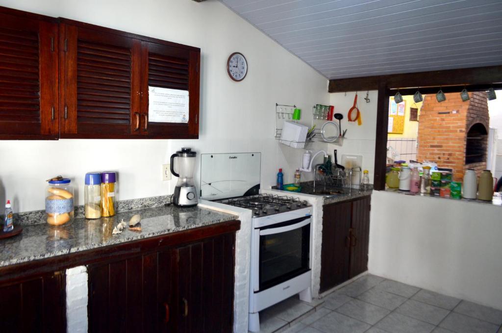A cozinha ou cozinha compacta de Cabo Frio Fun Hostel