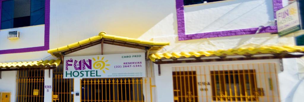 un bâtiment avec un panneau devant lui dans l'établissement Cabo Frio Fun Hostel, à Cabo Frio