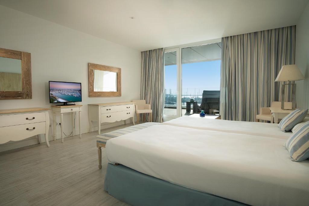 Postel nebo postele na pokoji v ubytování Suites Puerto Sherry