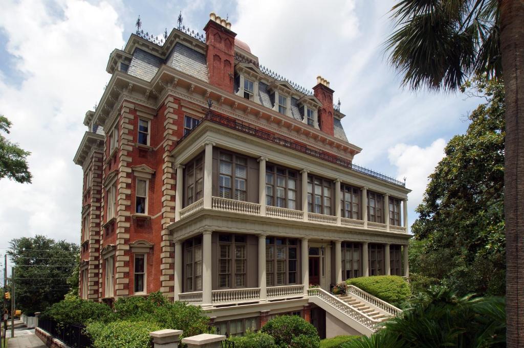 un gran edificio de ladrillo rojo con muchas ventanas en Wentworth Mansion en Charleston