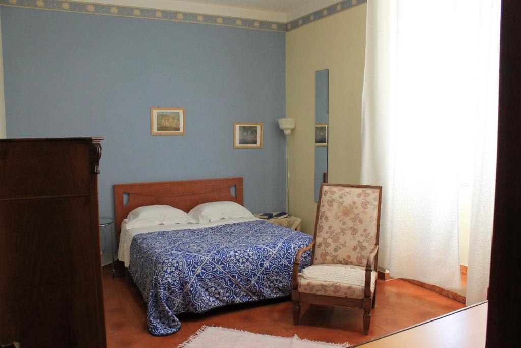 カステッランマーレ・ディ・スタービアにあるCasa Panoramicaのベッドルーム1室(ベッド1台、椅子付)