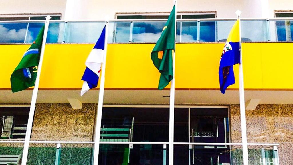 un groupe de drapeaux devant un bâtiment dans l'établissement Thermas Hotel, à Salgadinho