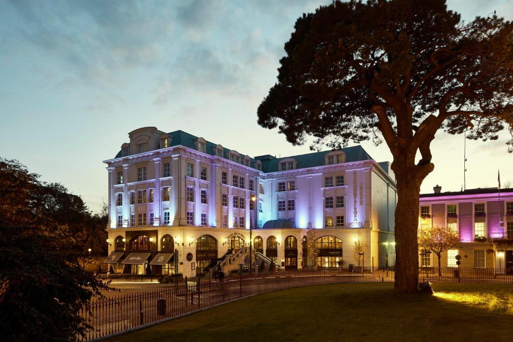 - un grand bâtiment blanc avec des lumières violettes dans l'établissement Killarney Plaza Hotel & Spa, à Killarney