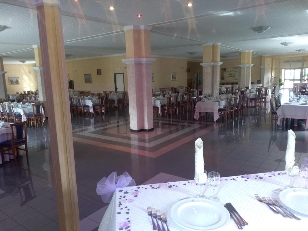 Reštaurácia alebo iné gastronomické zariadenie v ubytovaní Hotel Grandinetti