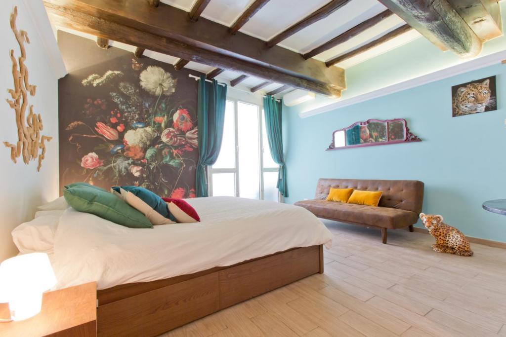 um quarto com uma cama grande e uma pintura na parede em Il Leopardo (Trastevere) em Roma