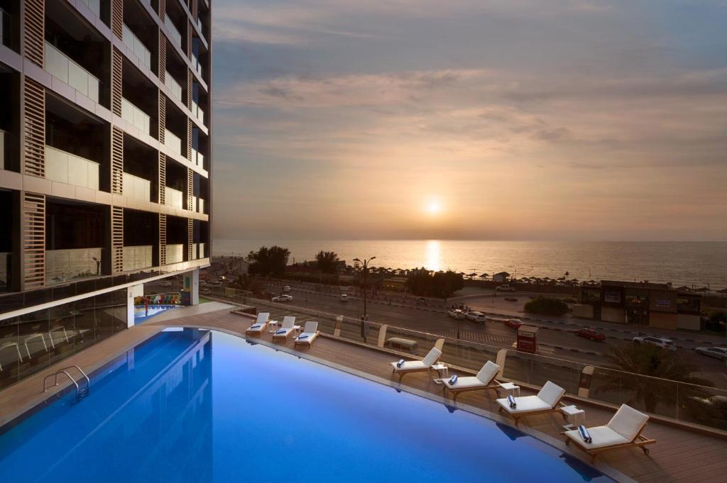 Bazén v ubytování Wyndham Garden Ajman Corniche nebo v jeho okolí