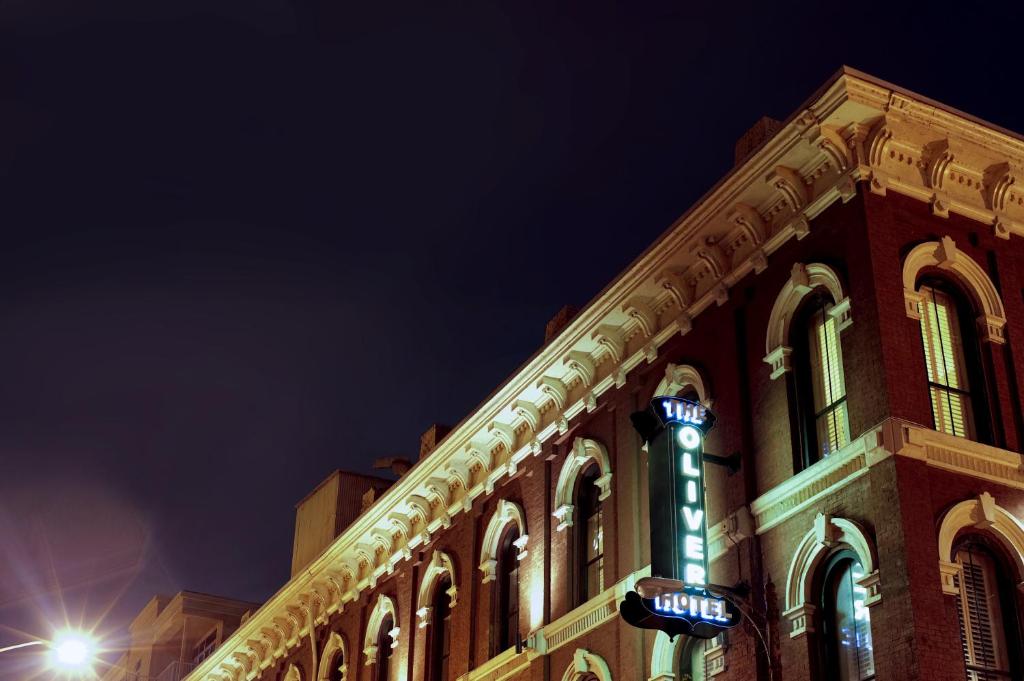 un bâtiment avec un panneau de néon sur son côté dans l'établissement The Oliver Hotel Knoxville, by Oliver, à Knoxville