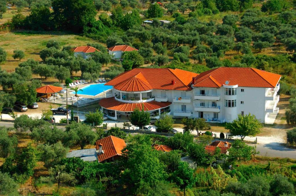 une vue aérienne sur un bâtiment avec des toits orange dans l'établissement Achillion Hotel, à Skala Potamias