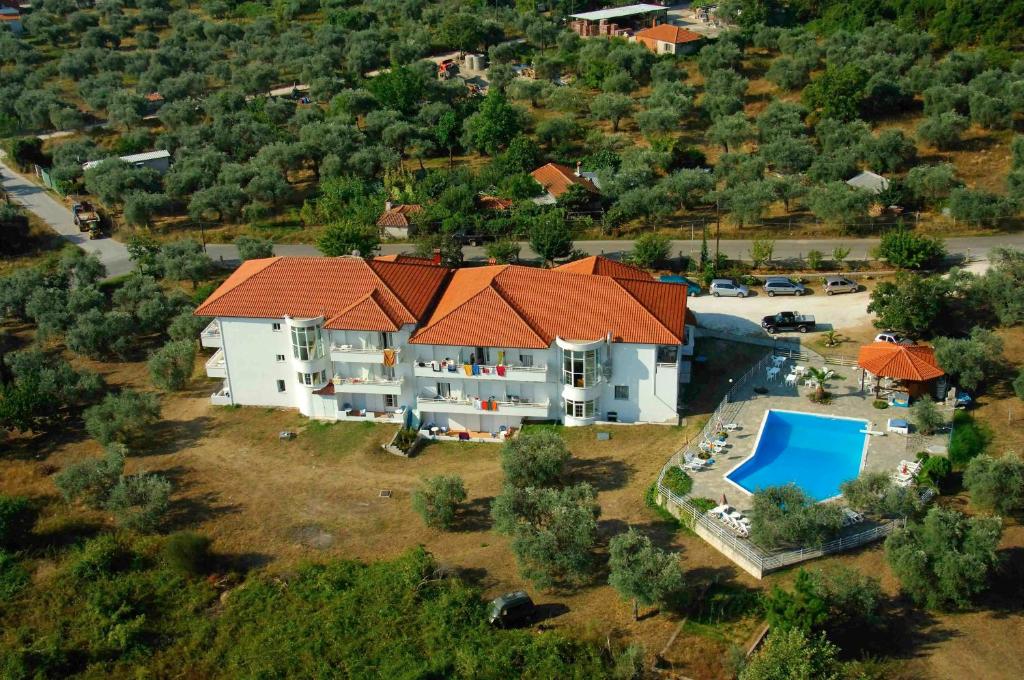 Bazén v ubytování Achillion Hotel nebo v jeho okolí