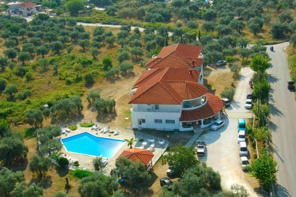Bazén v ubytování Achillion Hotel nebo v jeho okolí