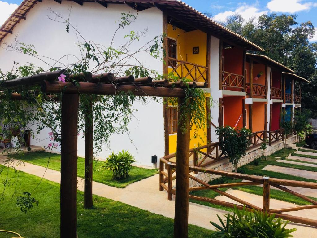 una casa de color amarillo y blanco en Apartamento em Lencois - Bahia No 106, en Lençóis