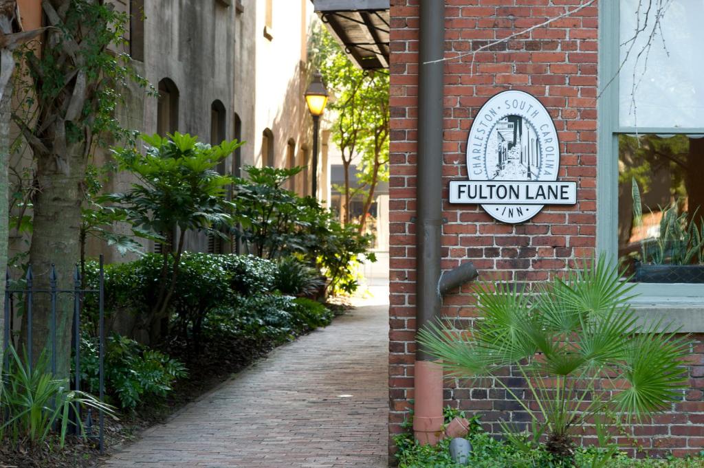 un edificio de ladrillo con un cartel sindical en él en Fulton Lane Inn, en Charleston