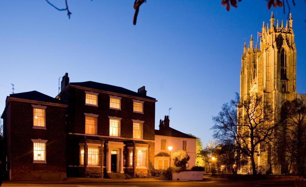 una iglesia y un edificio con una torre de reloj en Minster Garth Guest House, en Beverley