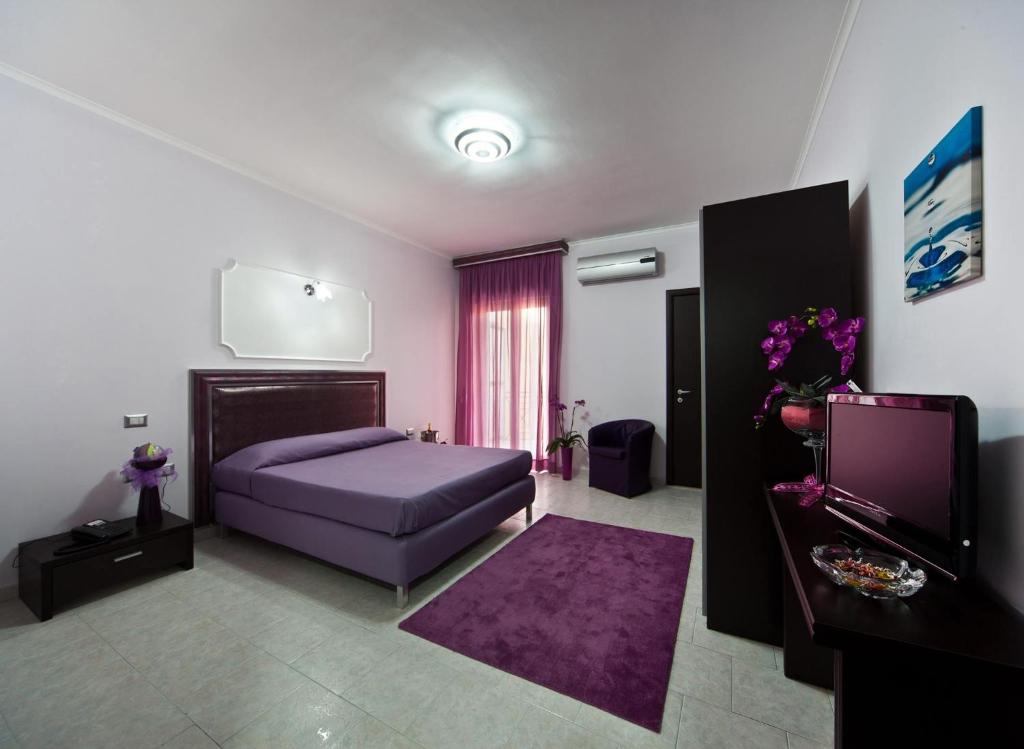 A bed or beds in a room at Hotel Glamour