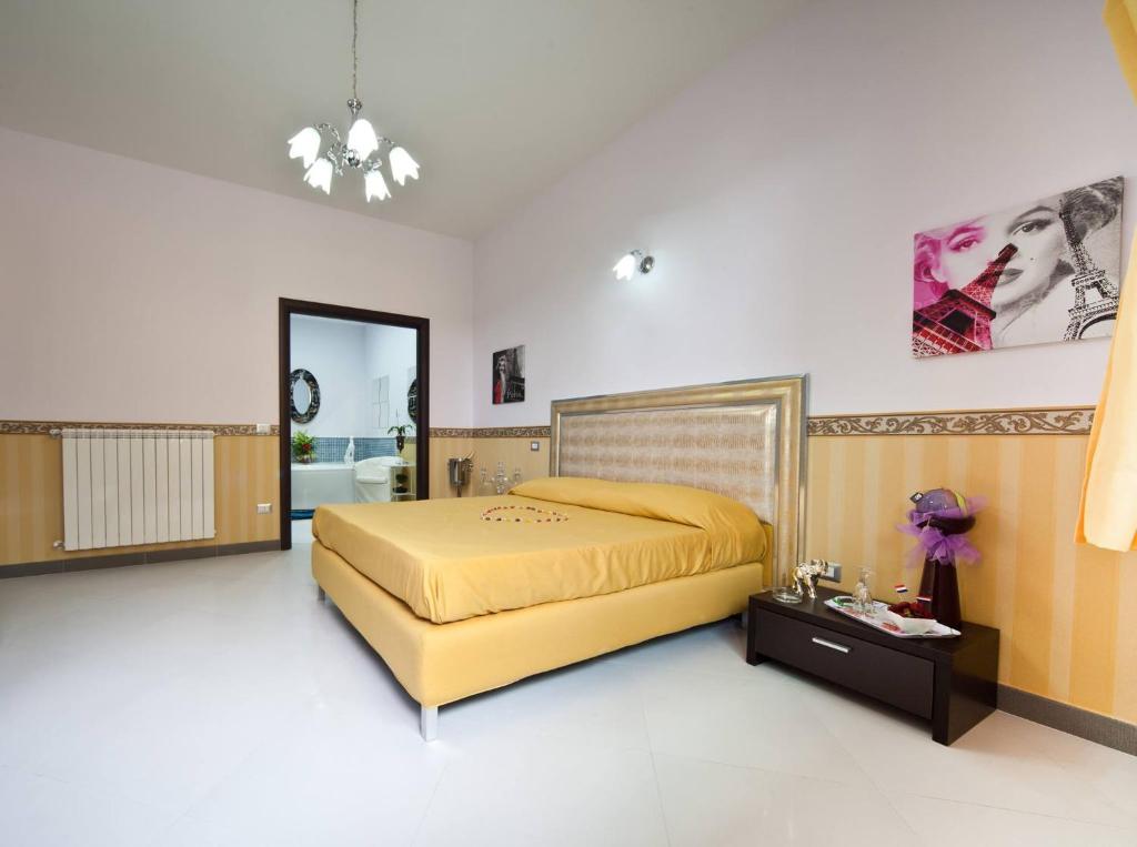 A bed or beds in a room at Hotel Glamour