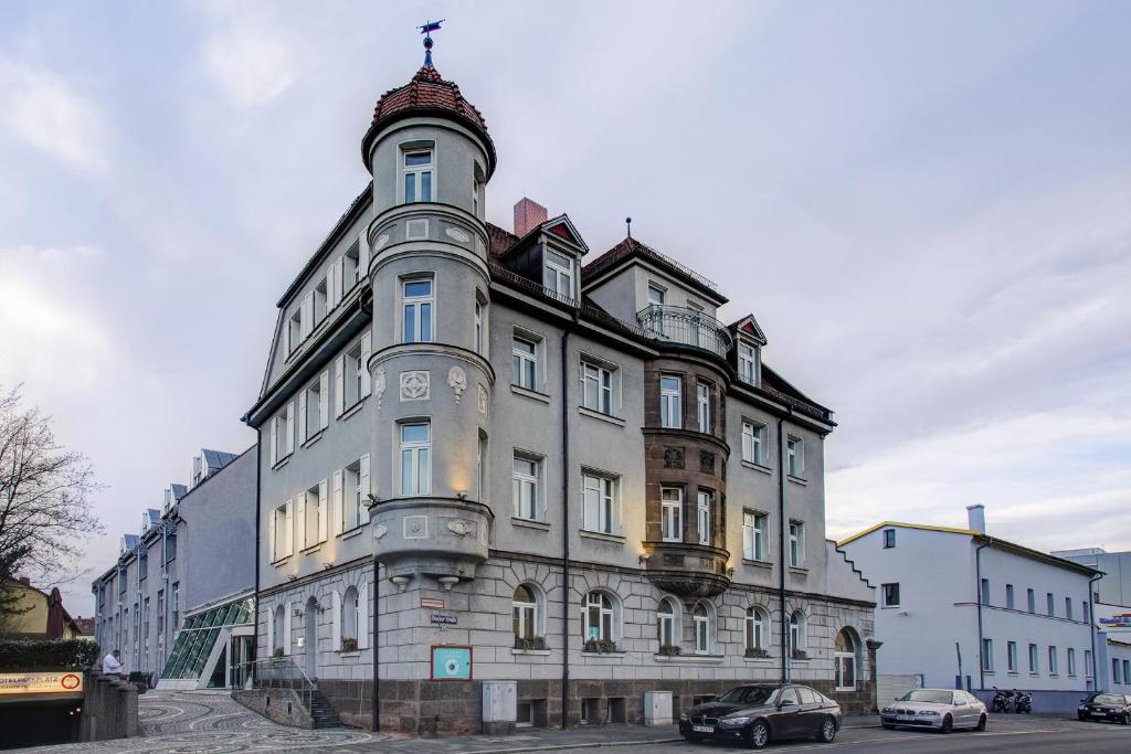 un edificio alto con una torre encima en Centro Hotel Nürnberg en Núremberg