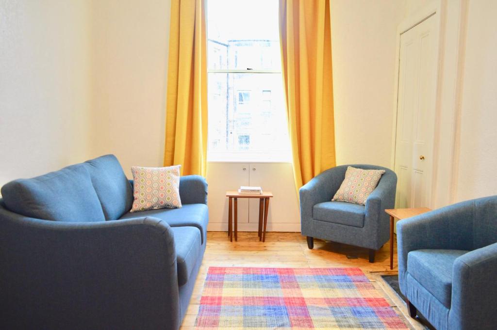 Un lugar para sentarse en One Bedroom Flat With Box Room In Edinburgh
