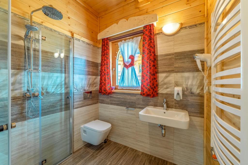 Koupelna v ubytování Domek w Białce z JACUZZI w ogrodzie