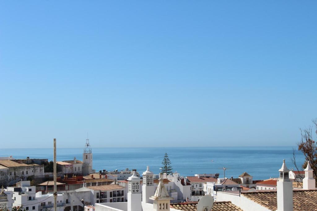 アルブフェイラにあるCasa beira mar Algarveの海を背景にした市街の景色