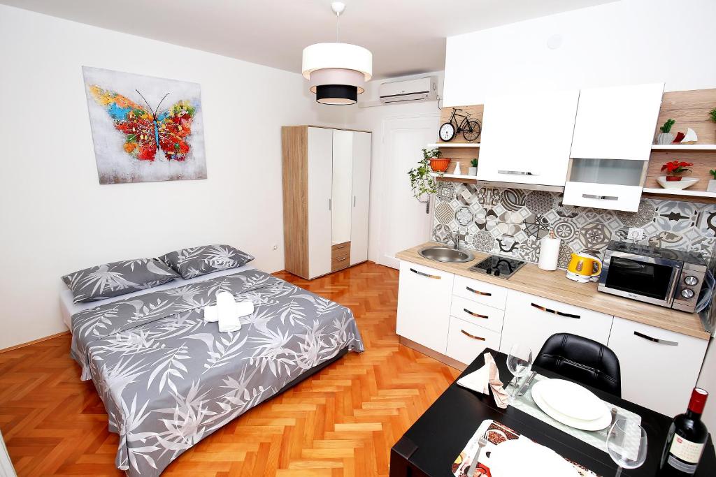 małą kuchnię z łóżkiem w pokoju w obiekcie Apartment Noah w mieście Zadar