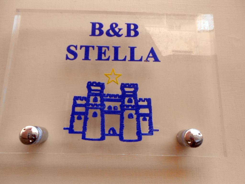uma caixa com uma imagem de um castelo em B&B Stella em Vico Equense