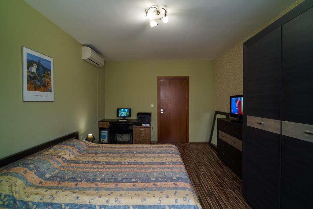 A bed or beds in a room at Sea Panorama Apartments Golden sands