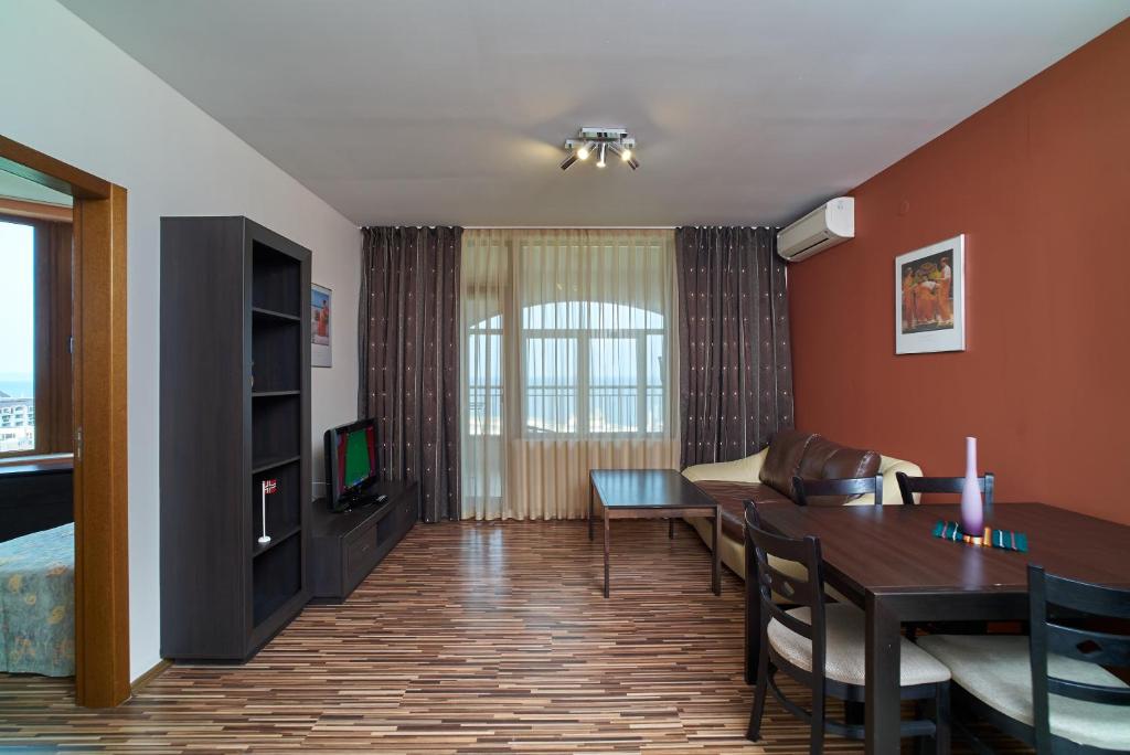 A television and/or entertainment centre at Sea Panorama Apartments Golden sands