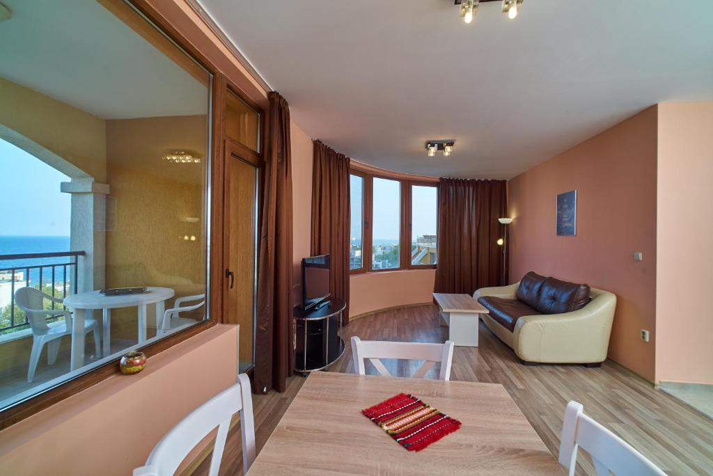 A seating area at Sea Panorama Apartments Golden sands