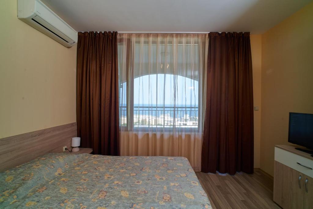 A bed or beds in a room at Sea Panorama Apartments Golden sands