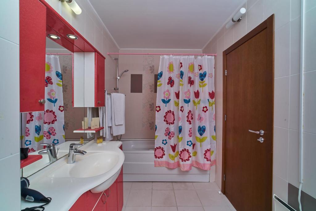 A bathroom at Sea Panorama Apartments Golden sands