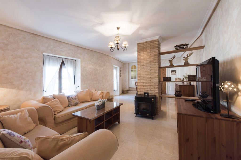 A seating area at La Casa de la Vieja - Rustic & Charming Appartments