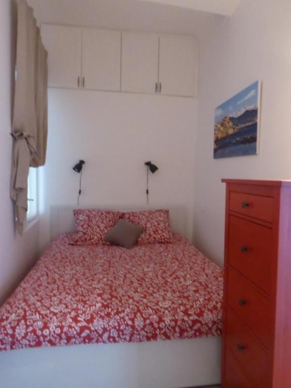 een kleine slaapkamer met een bed en een dressoir bij Vieille Ville 1 - Luca's Apartment, 1 bedroom, max 2 adults and 2 kids in Antibes