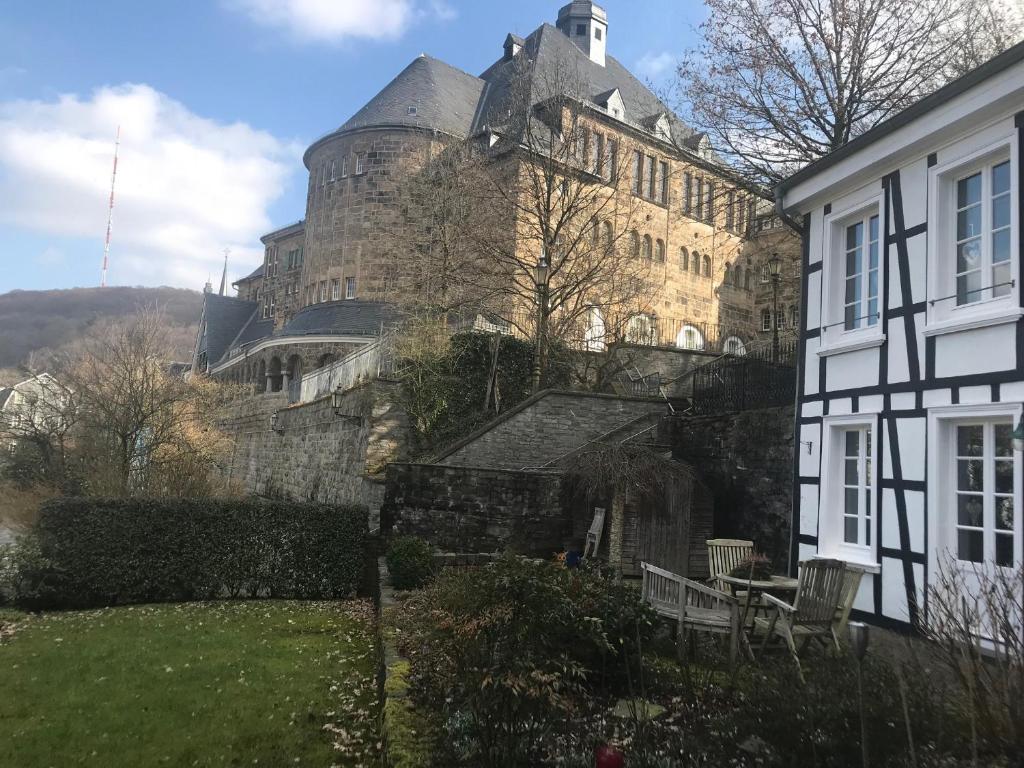 un grand bâtiment avec un château en arrière-plan dans l'établissement Bürgerhaus Langenberg, à Velbert