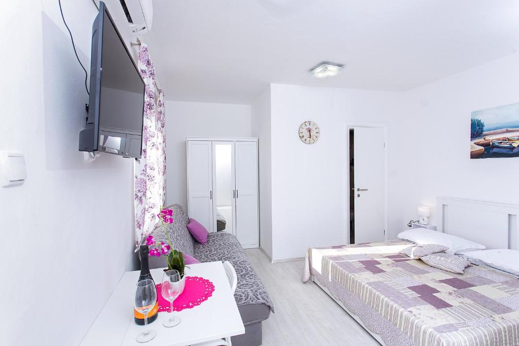 um quarto branco com uma cama e uma mesa em Premium apartment Biokovo Nature Park em Brela