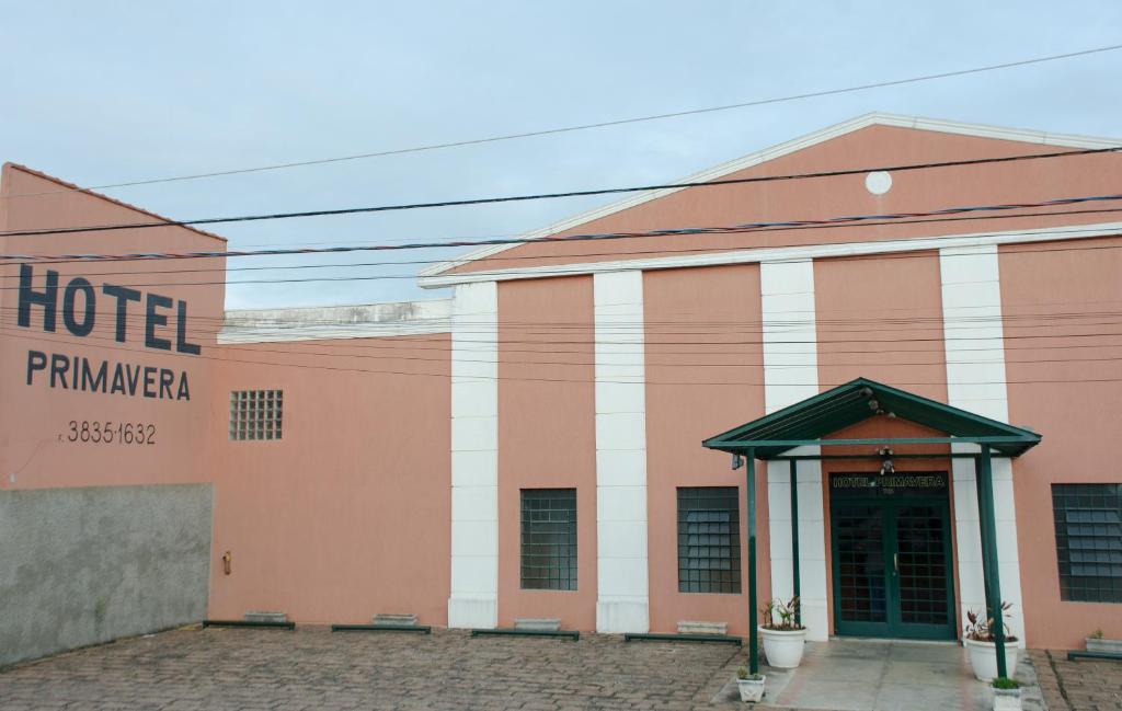 a building with a hotel on the side of it at Hotel Primavera Indaiatuba in Indaiatuba