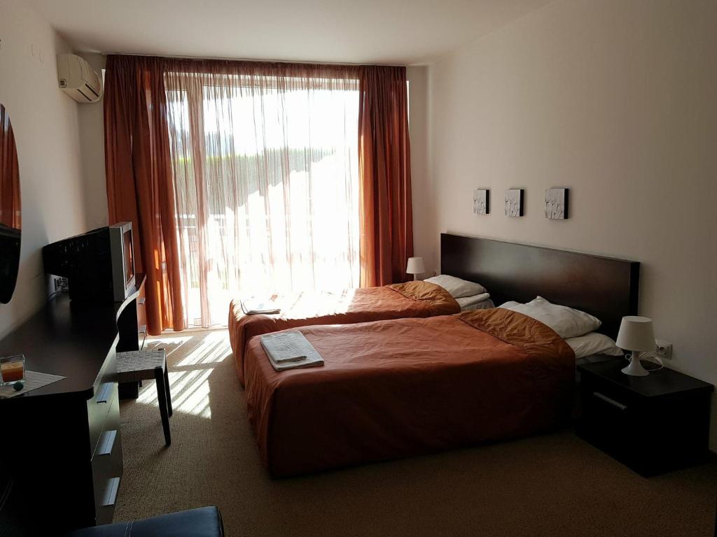 Un pat sau paturi într-o cameră la Sunny Apartment relax & spa