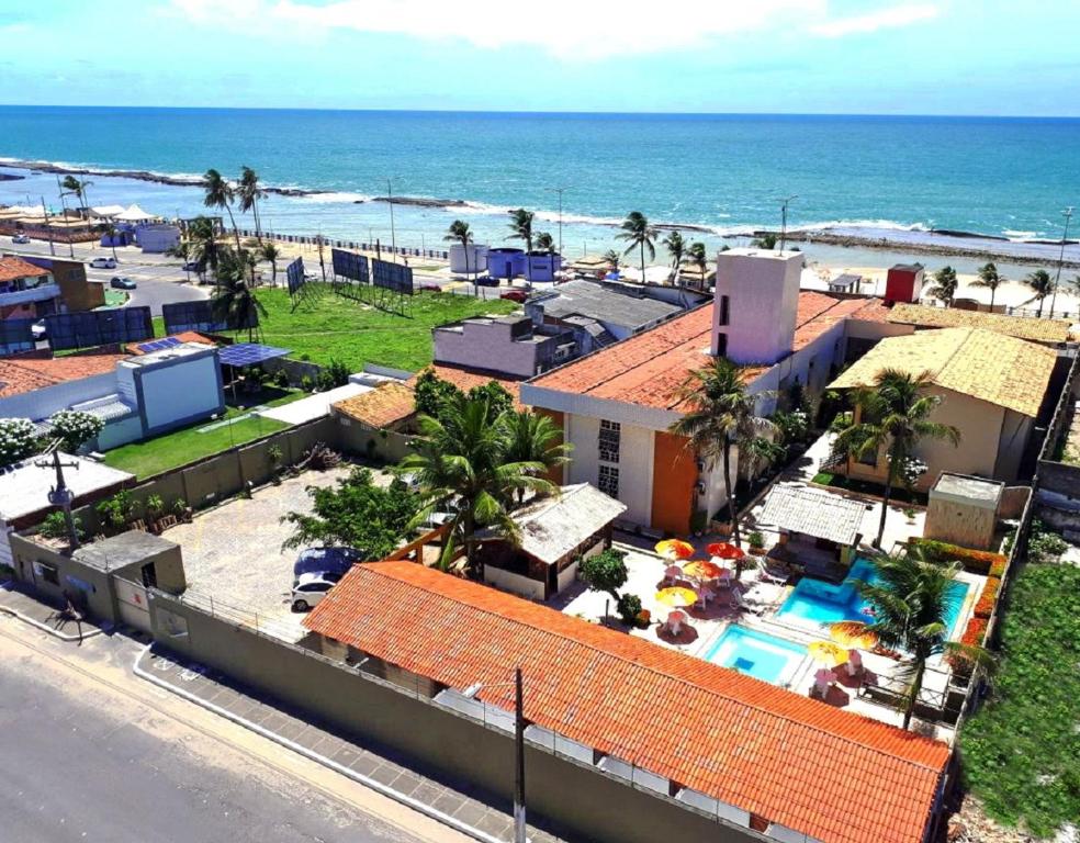Sol Praia Marina Hotel في ناتال: اطلالة على الشاطئ من مبنى