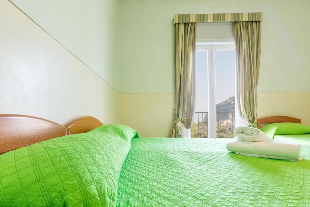 Postel nebo postele na pokoji v ubytování Sisters Hotel